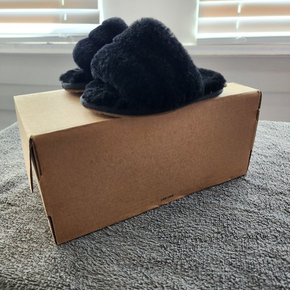 Ugg Fluffy Slides for toddler Size 6 - Picture 3 of 7